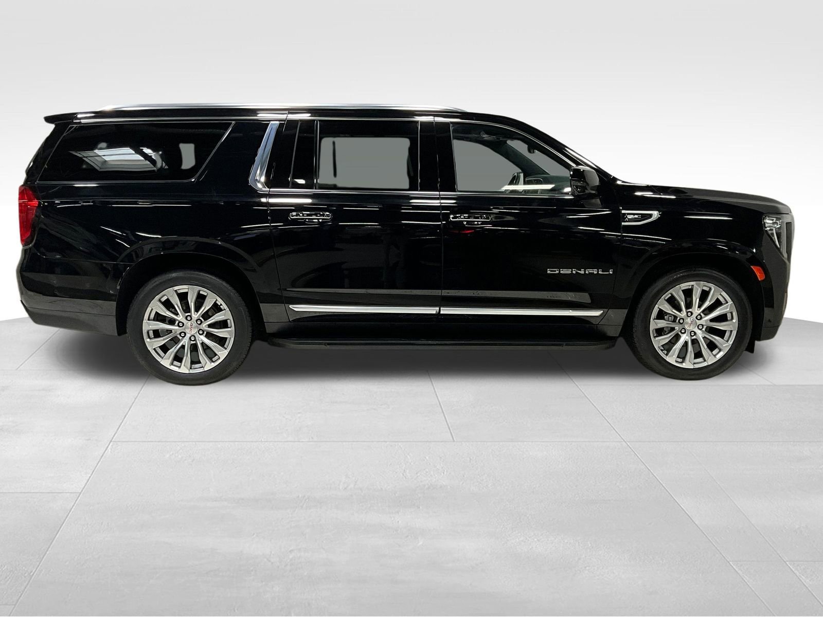Used 2024 GMC Yukon XL Denali w/ Advanced Technology Package AWD/4WD image 3