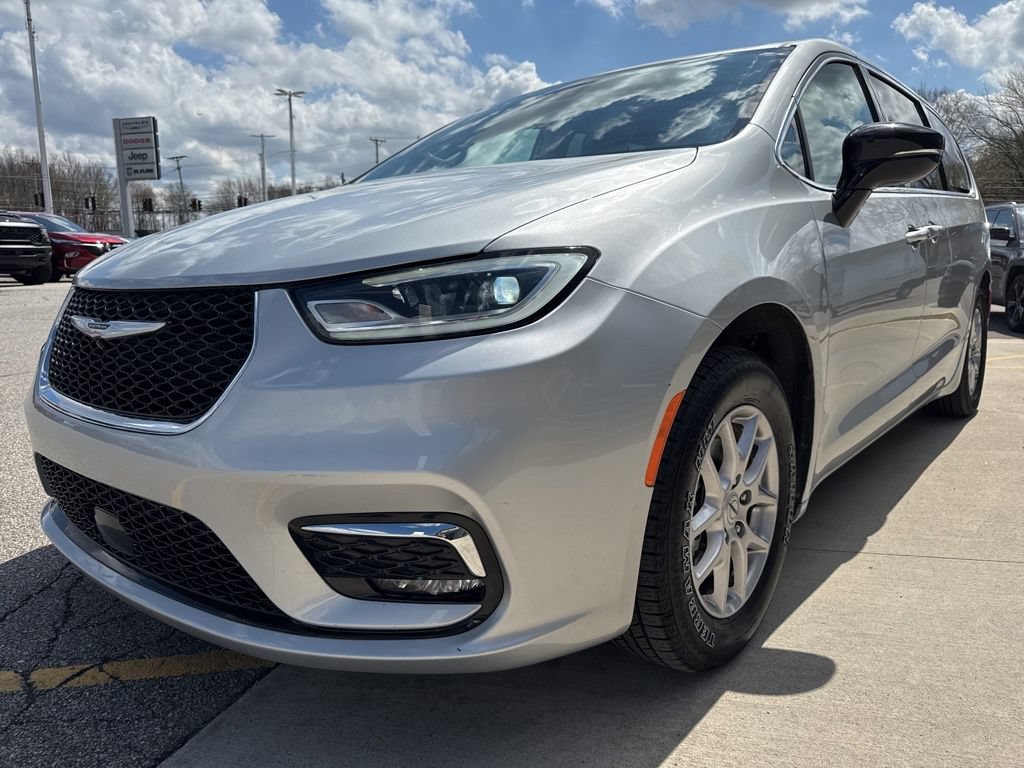 Used 2024 Chrysler Pacifica Touring-L FWD image 16