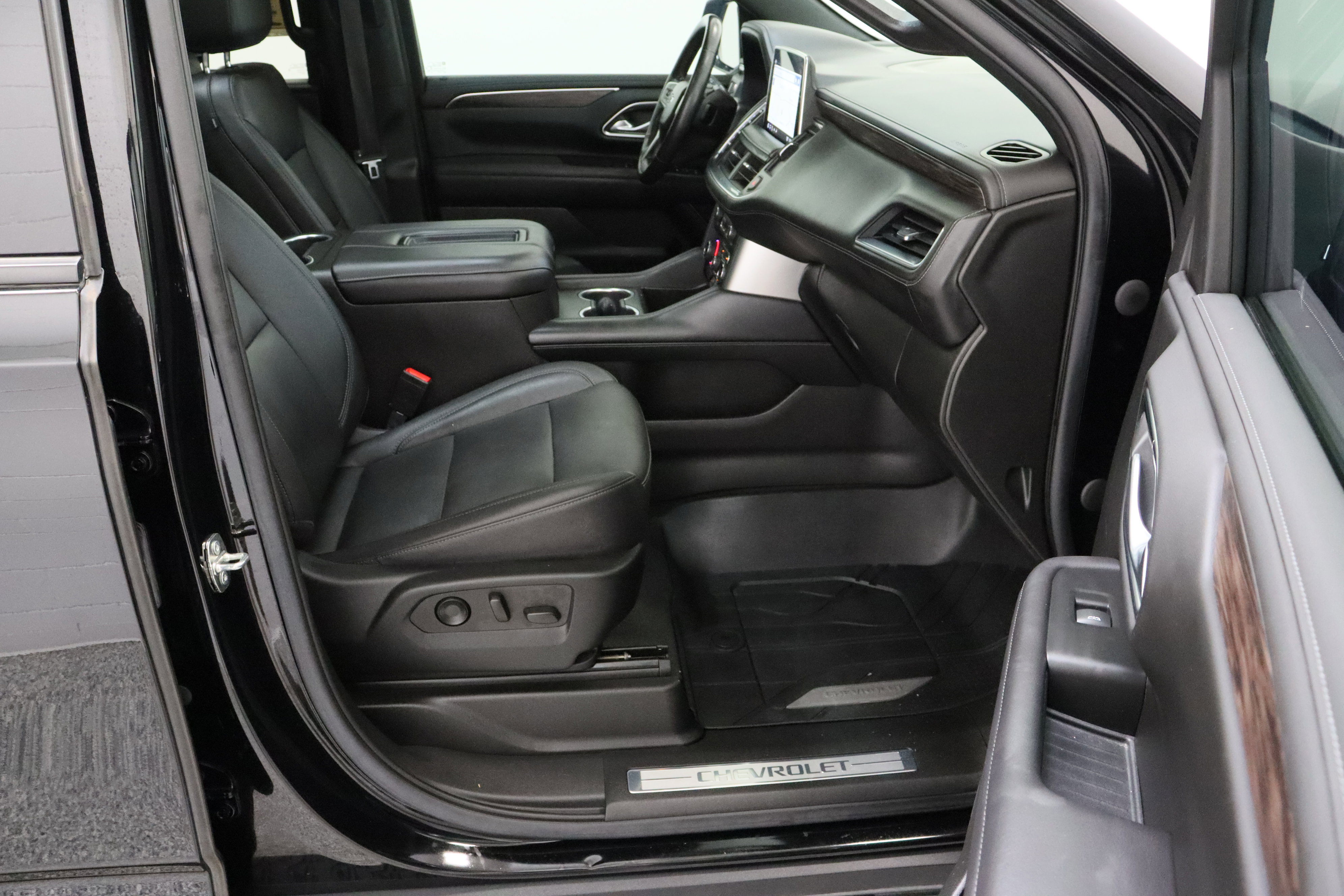 Used 2021 Chevrolet Tahoe Z71 w/ Rear Media and Nav Package AWD/4WD image 43