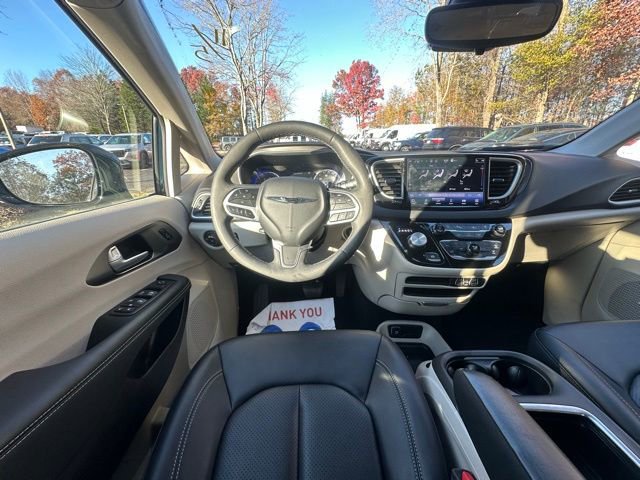Used 2024 Chrysler Pacifica Touring-L image 15