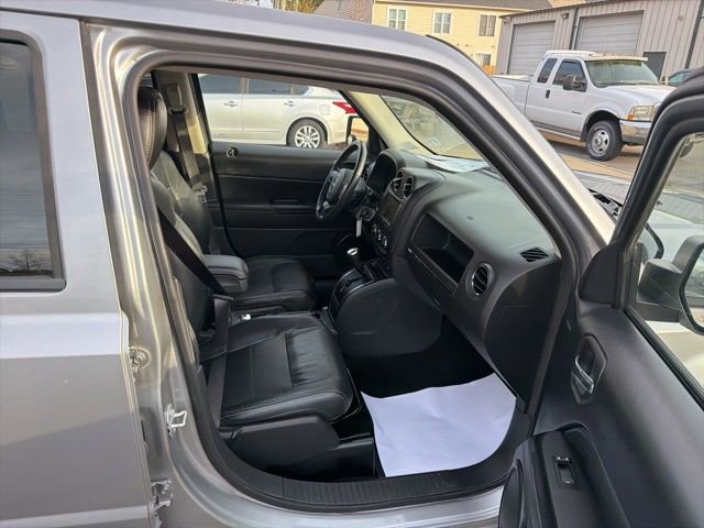 Used 2016 Jeep Patriot High Altitude AWD/4WD image 32