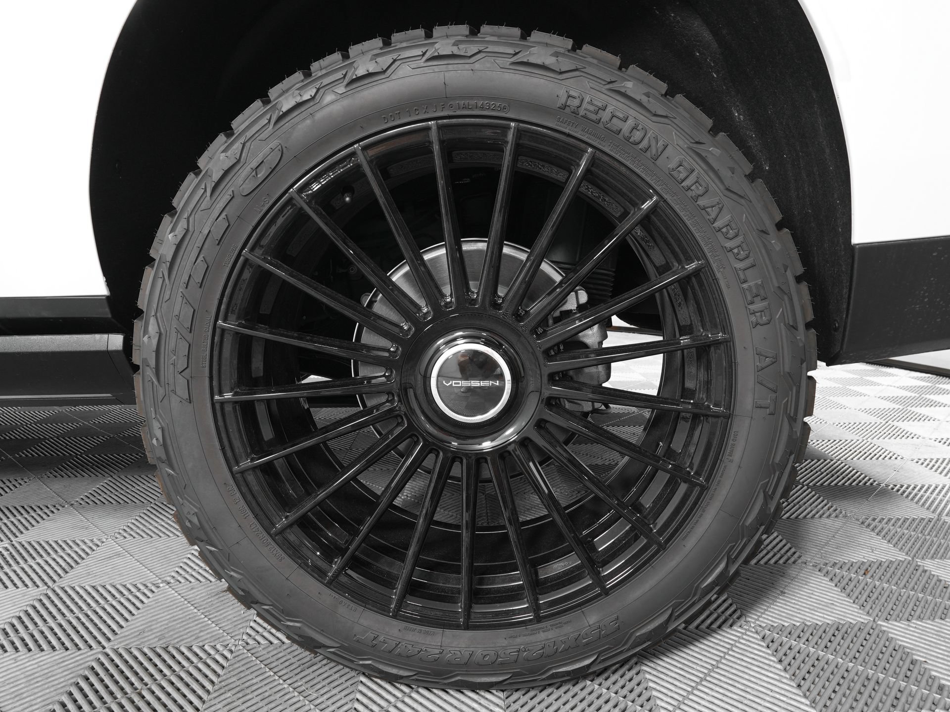 Used 2026 GMC Yukon XL AT4 Ultimate w/ LPO, Floor Liner Package AWD/4WD image 33