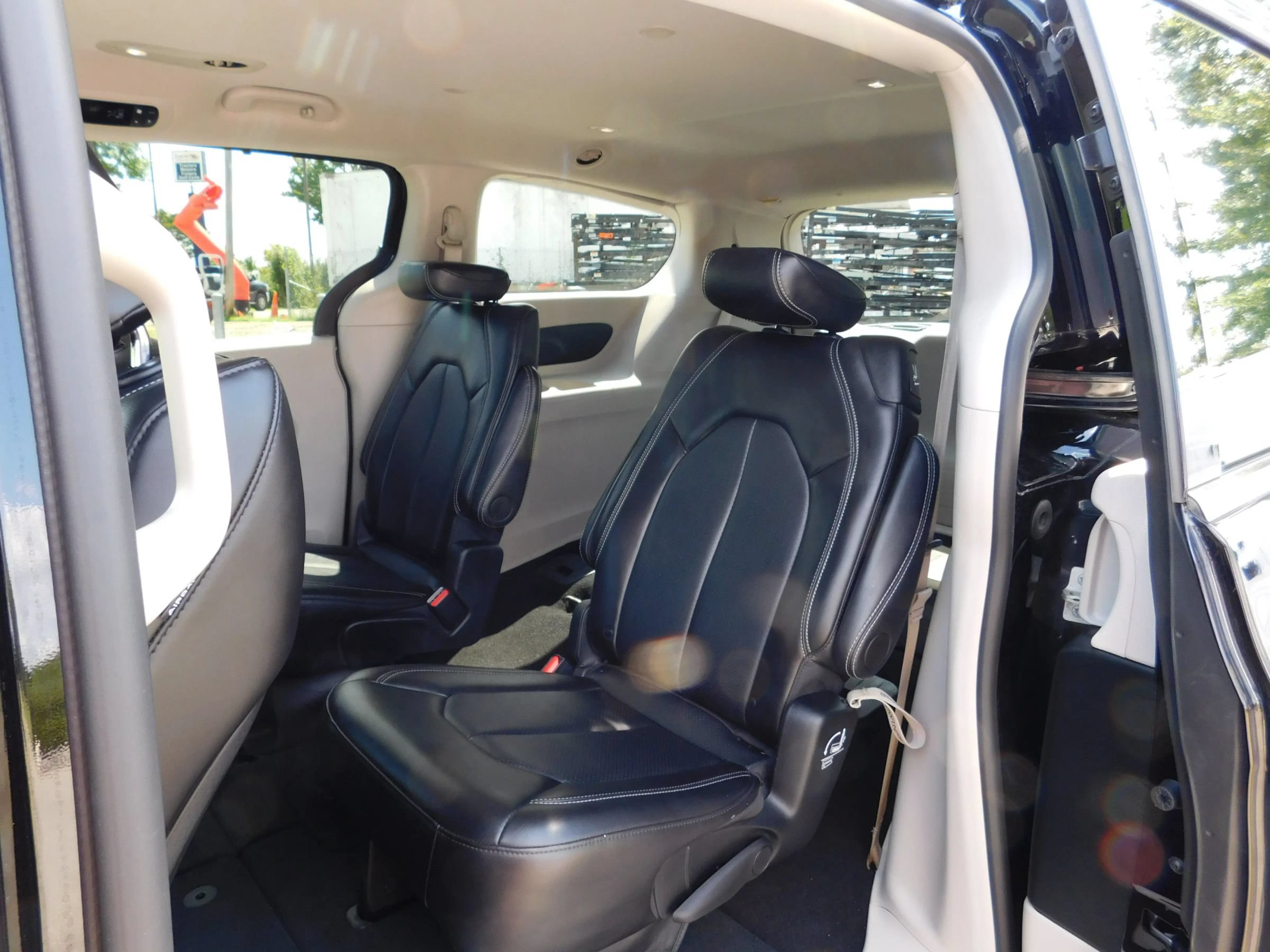 Used 2024 Chrysler Pacifica Touring-L FWD image 11