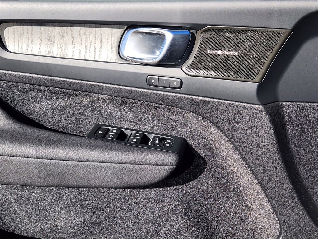 Used 2023 Volvo XC40 B5 Ultimate image 12