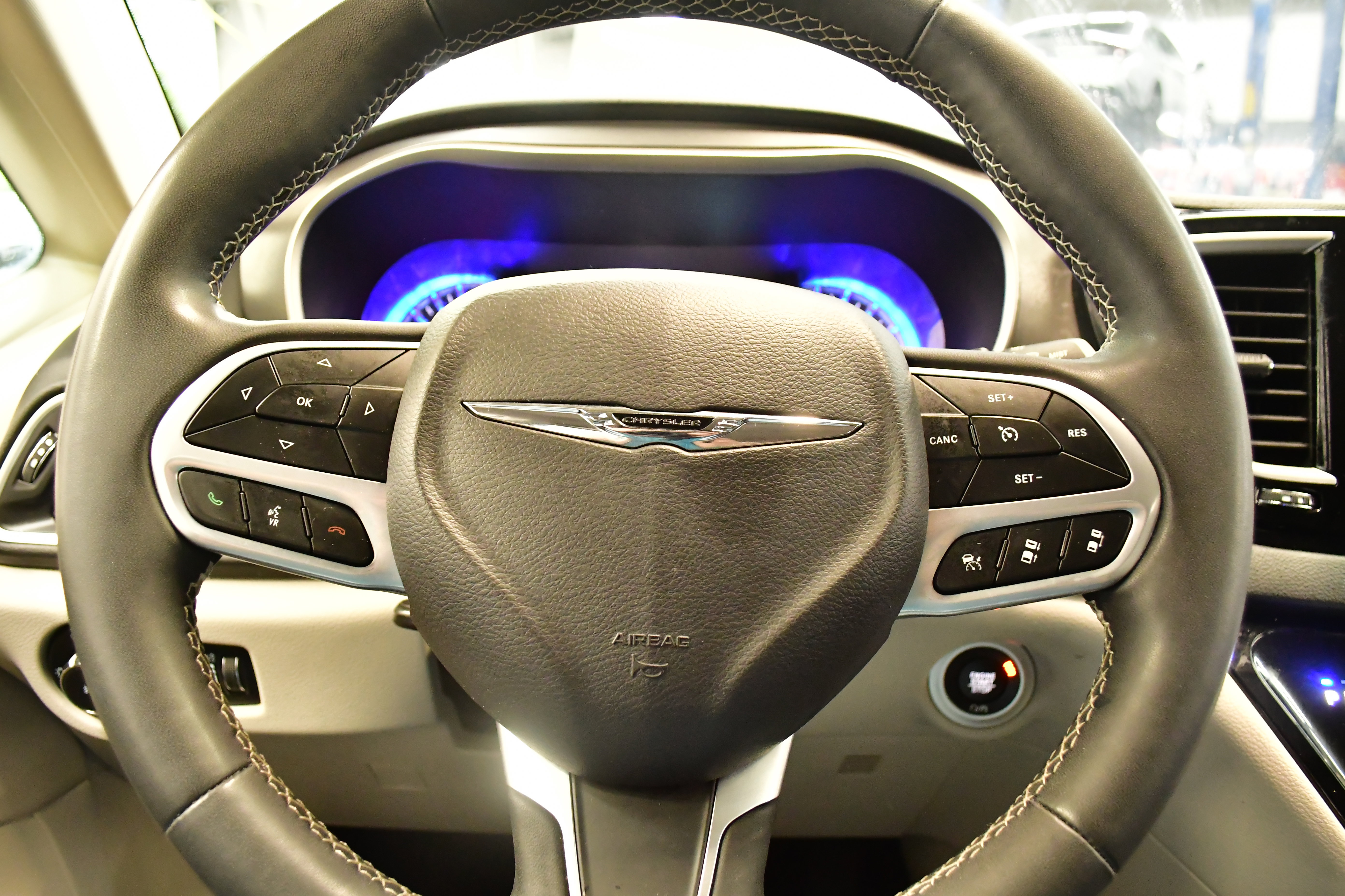 Used 2023 Chrysler Pacifica Touring-L FWD image 21
