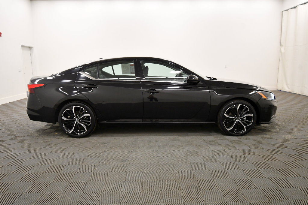 Used 2023 Nissan Altima 2.5 SR FWD image 9