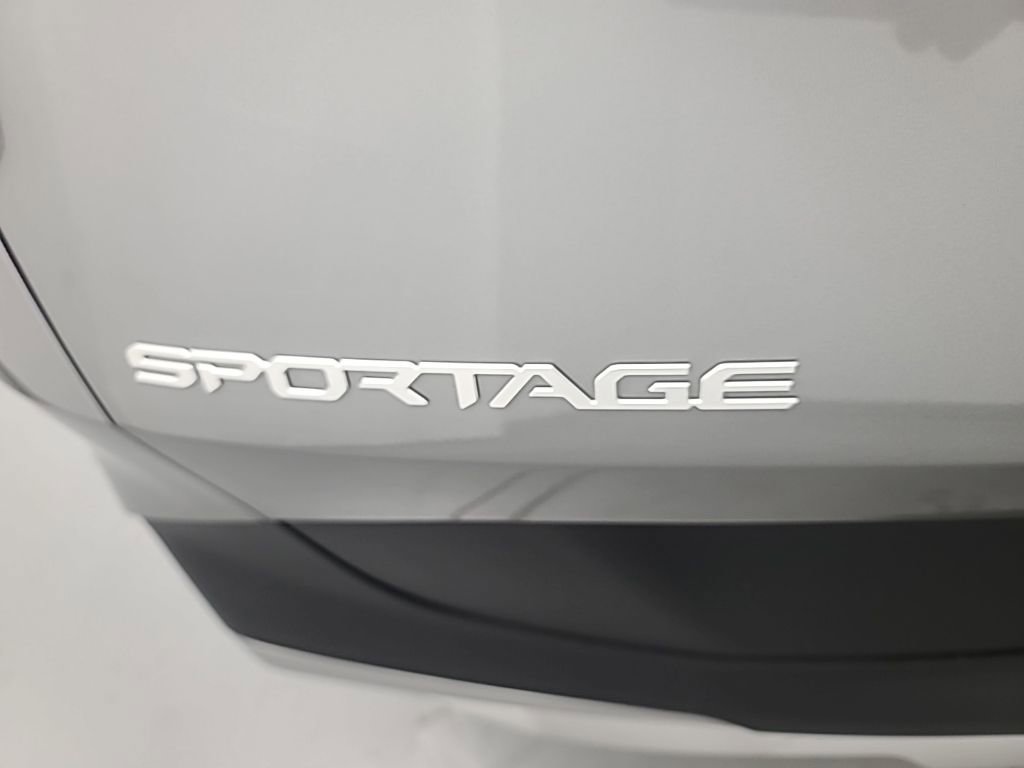 Used 2025 Kia Sportage LX image 11