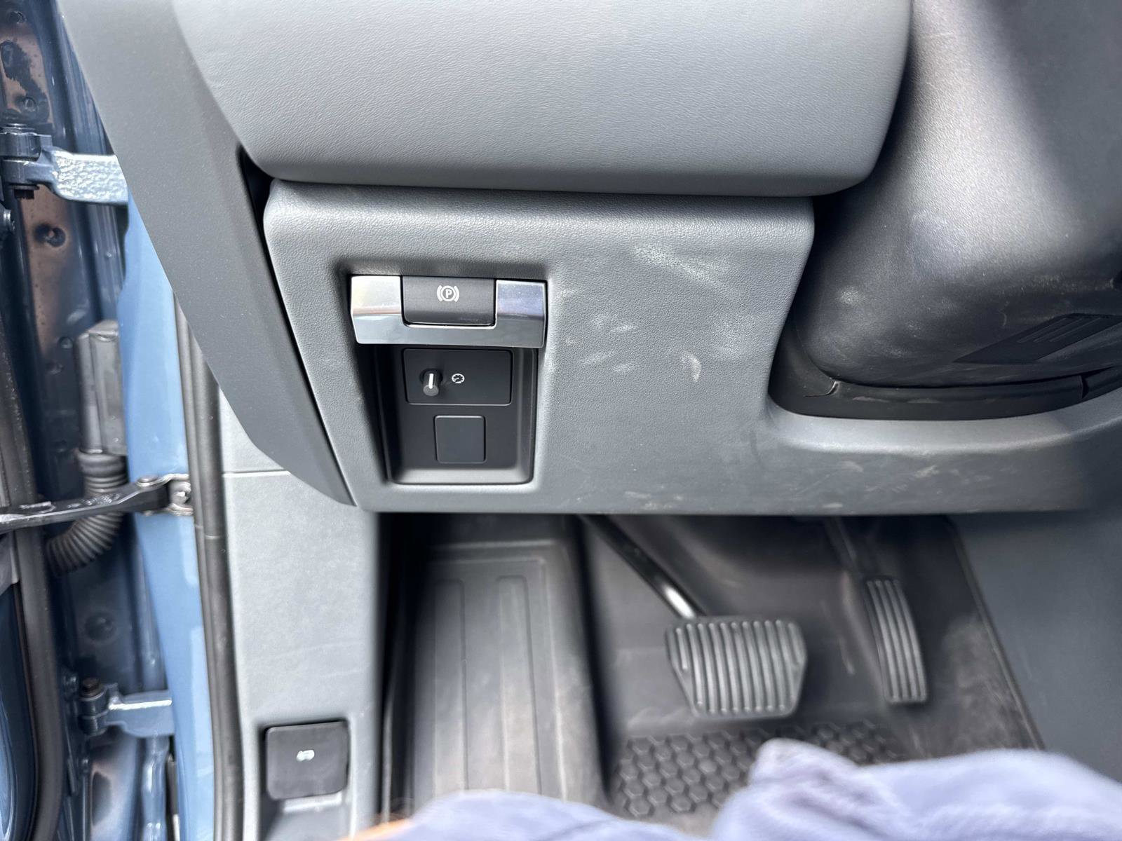 Used 2024 Land Rover Defender 110 X-Dynamic SE image 32