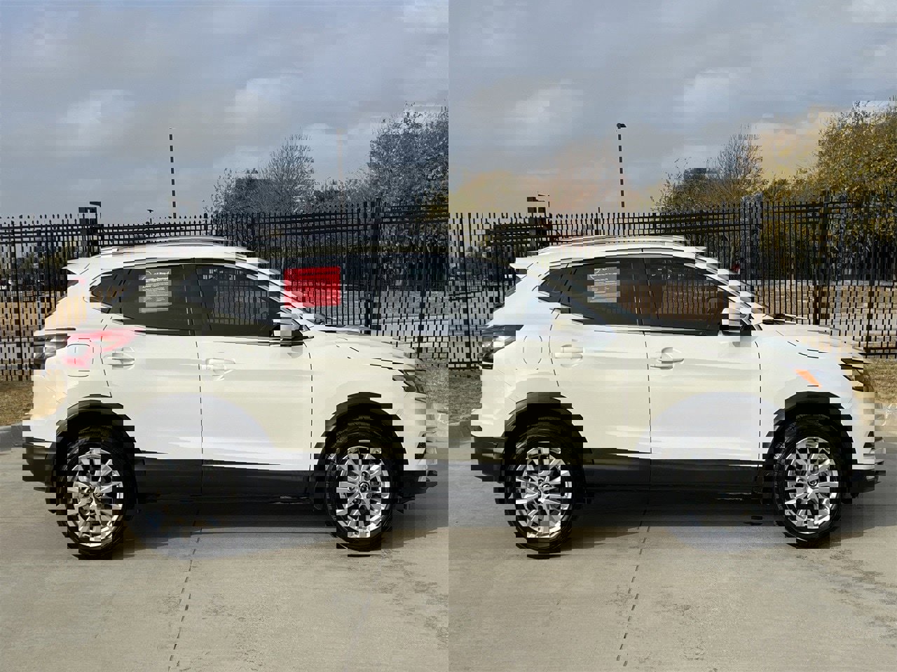 Certified 2021 Nissan Rogue Sport SV image 3