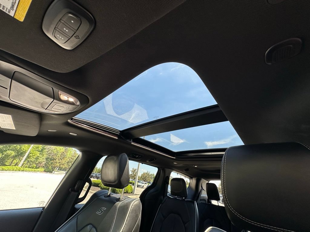 Used 2025 Chrysler Pacifica Limited FWD image 22