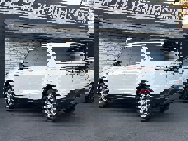 Used 2017 Land Rover Discovery SE image 21