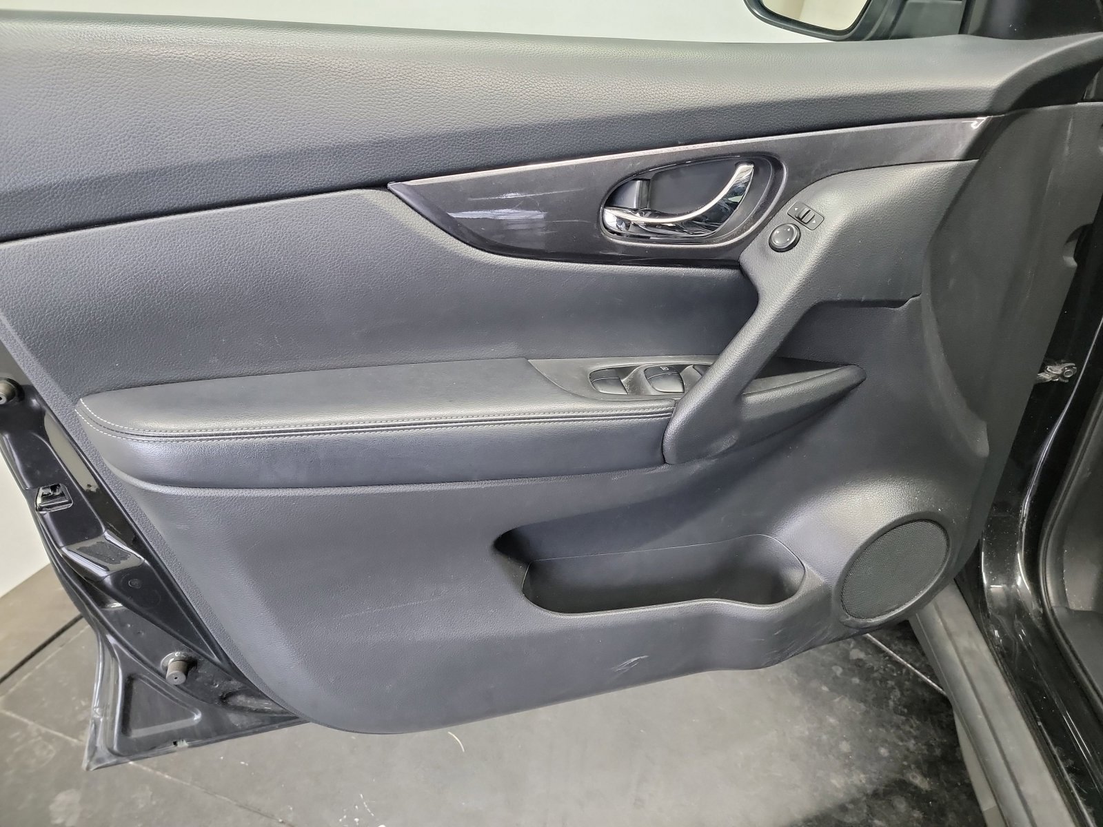 Used 2020 Nissan Rogue SV image 13