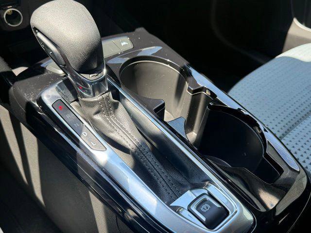 Used 2025 Chevrolet Trax LT w/ Sunroof Package FWD image 9