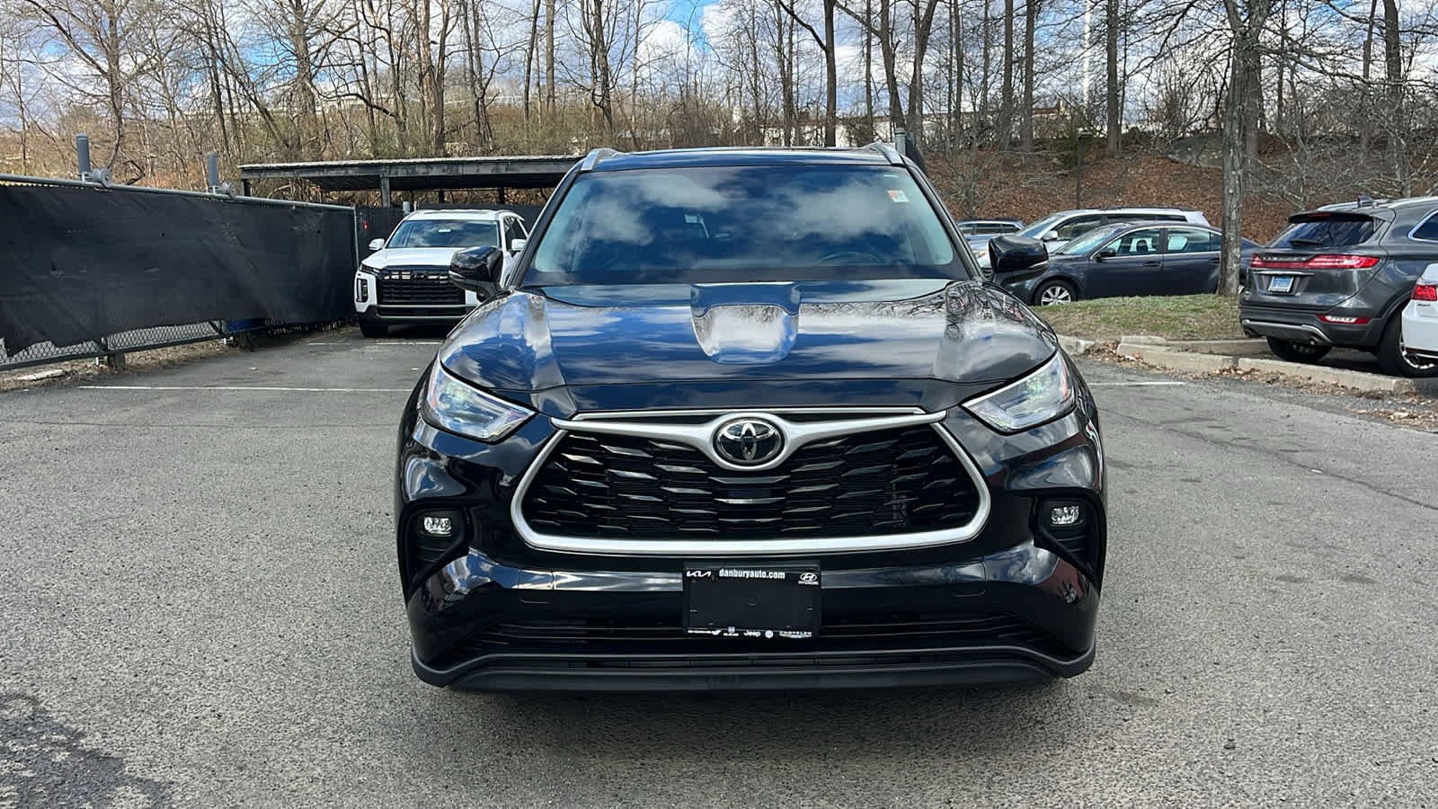 Used 2023 Toyota Highlander XLE AWD/4WD image 2
