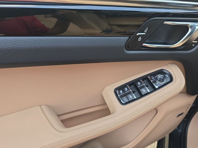 Used 2025 Porsche Macan Turbo AWD/4WD image 23