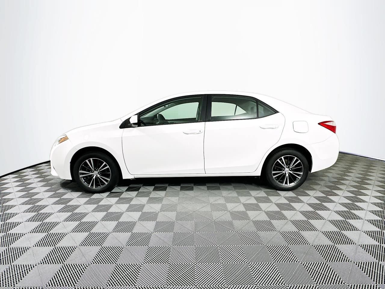 Used 2016 Toyota Corolla LE FWD image 13