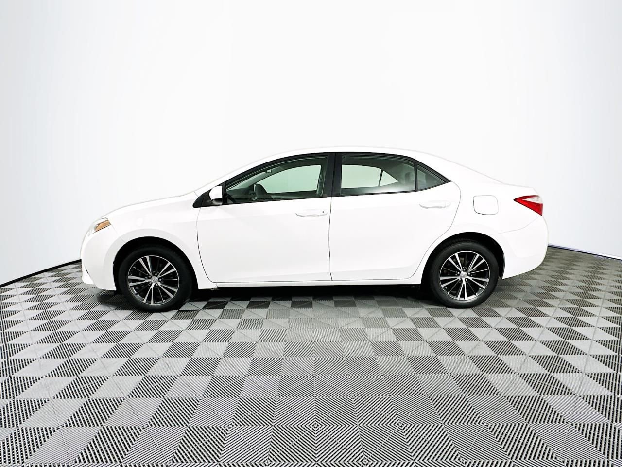 Used 2016 Toyota Corolla LE image 13
