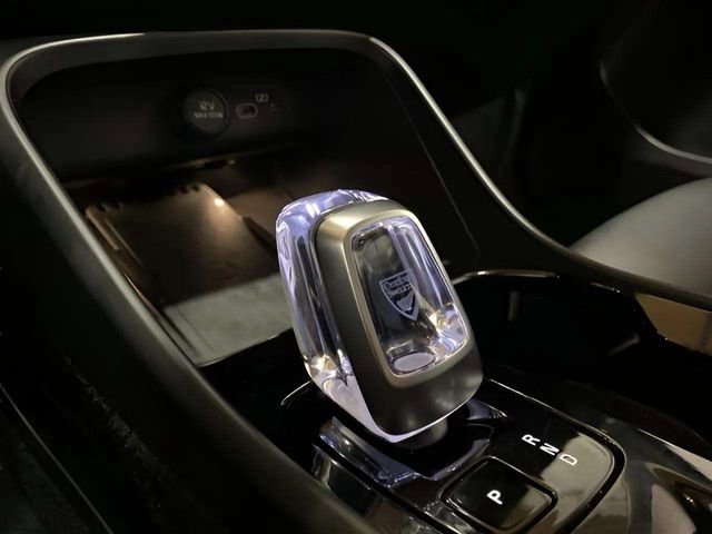 Used 2025 Volvo XC40 B5 Plus image 51