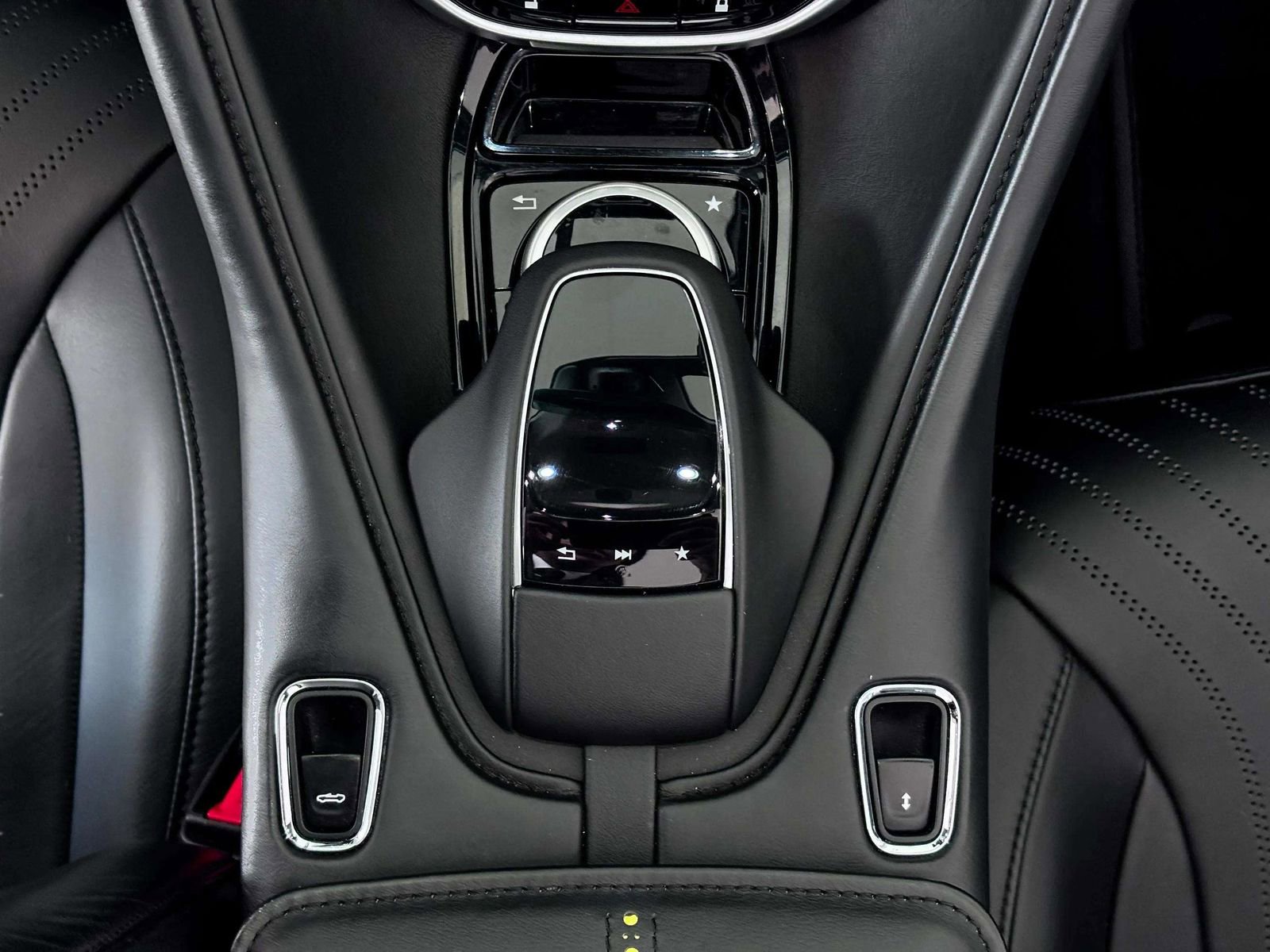 Used 2021 Aston Martin DB11 Volante image 36