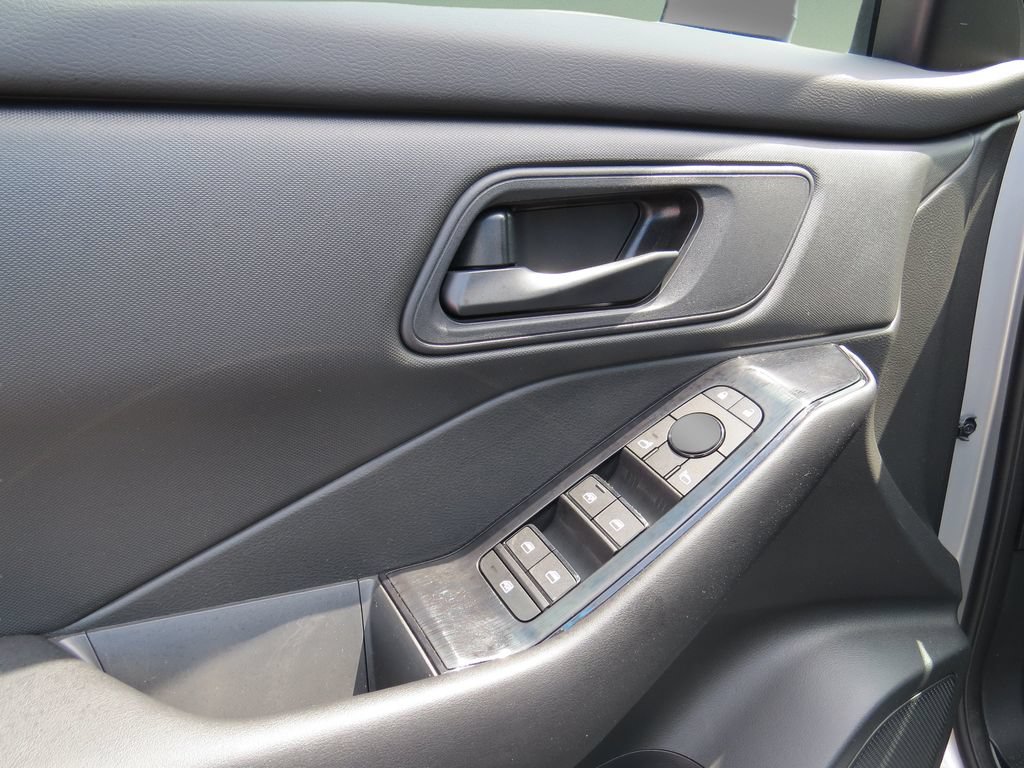Used 2024 Nissan Rogue S FWD image 16
