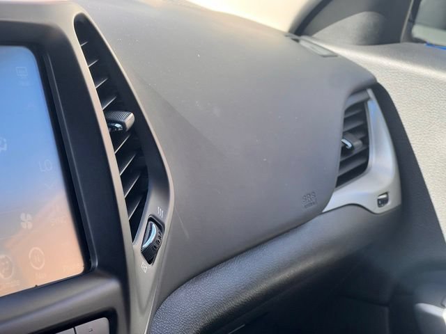 Used 2017 Jeep Cherokee Overland w/ Technology Group FWD image 26