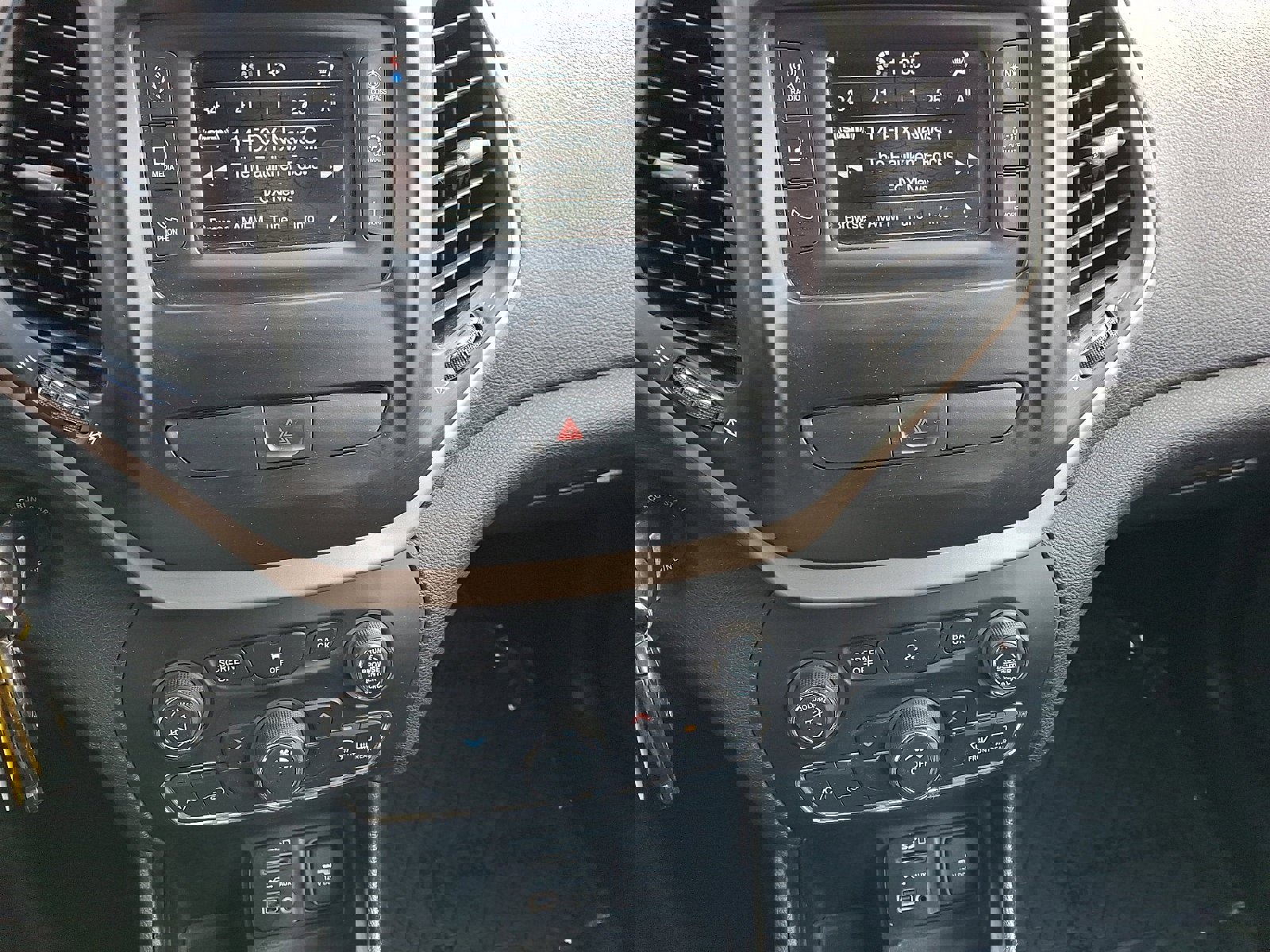 Used 2018 Jeep Cherokee Latitude w/ Cold Weather Group image 14