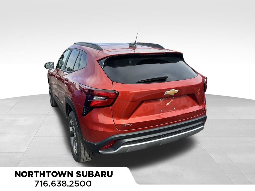 Used 2024 Chevrolet Trax LT w/ Sunroof Package image 3