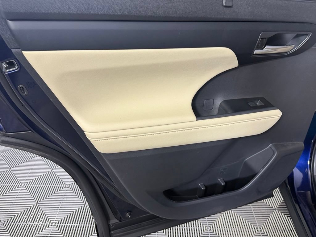 Used 2024 Toyota Highlander XLE FWD image 24