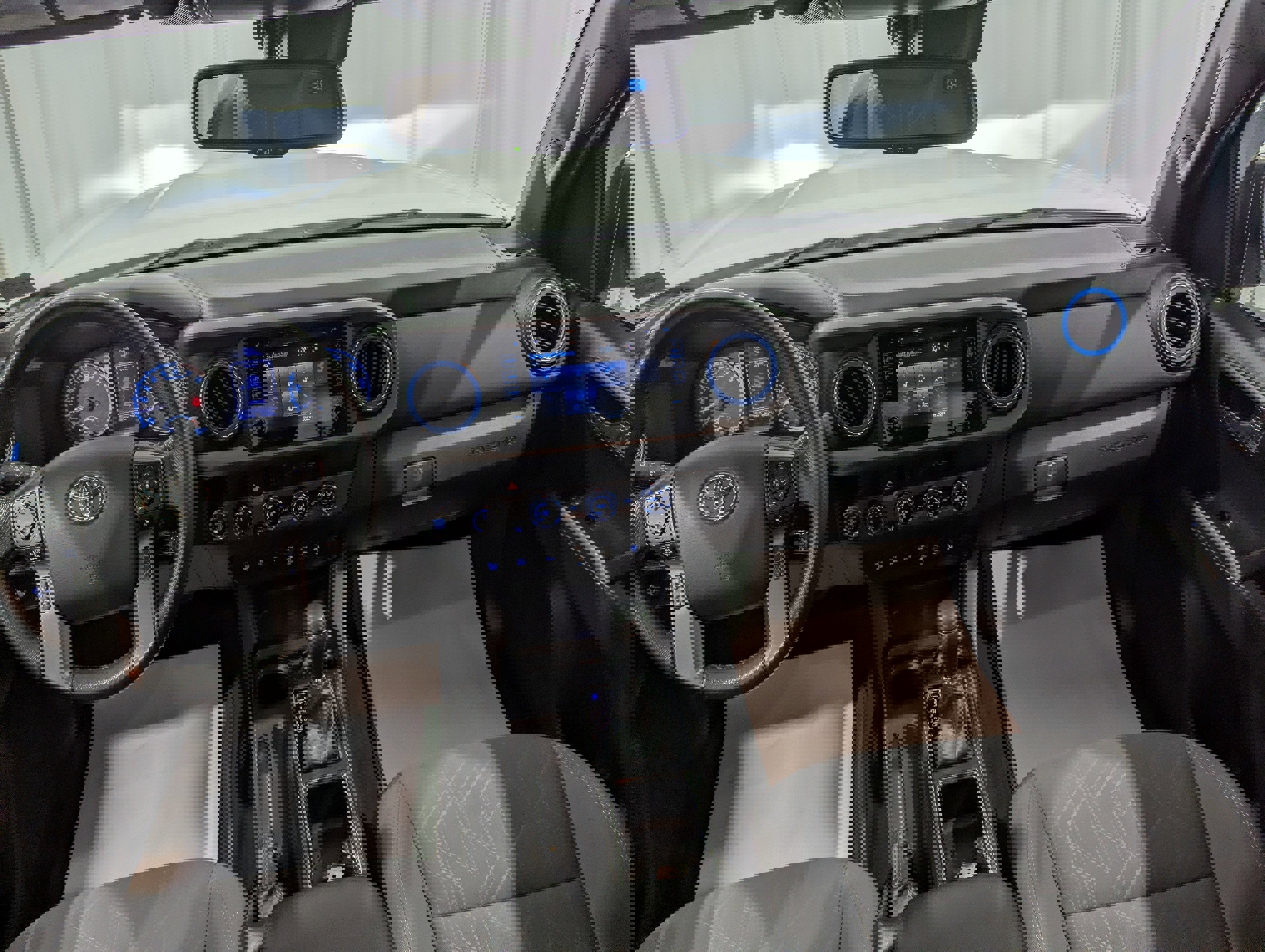 Used 2018 Toyota Tacoma SR image 13