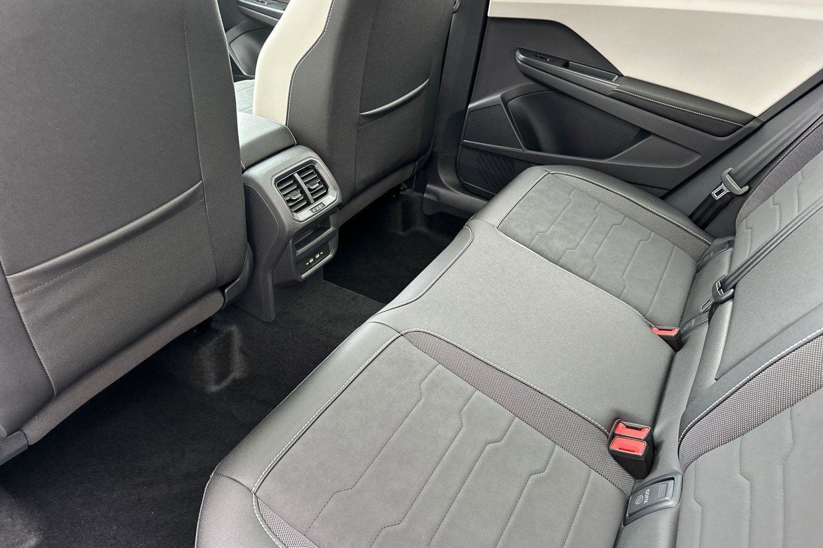 New 2026 Volkswagen Taos SE image 11