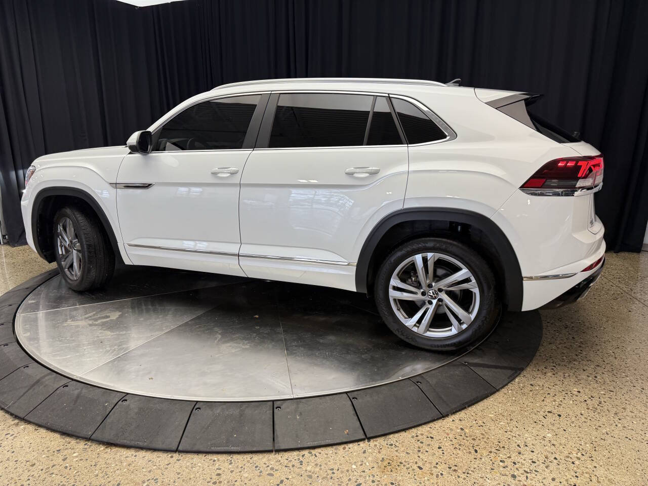 Used 2024 Volkswagen Atlas Cross Sport SEL R-Line AWD/4WD image 4