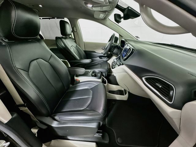 Used 2023 Chrysler Pacifica Touring-L FWD image 27