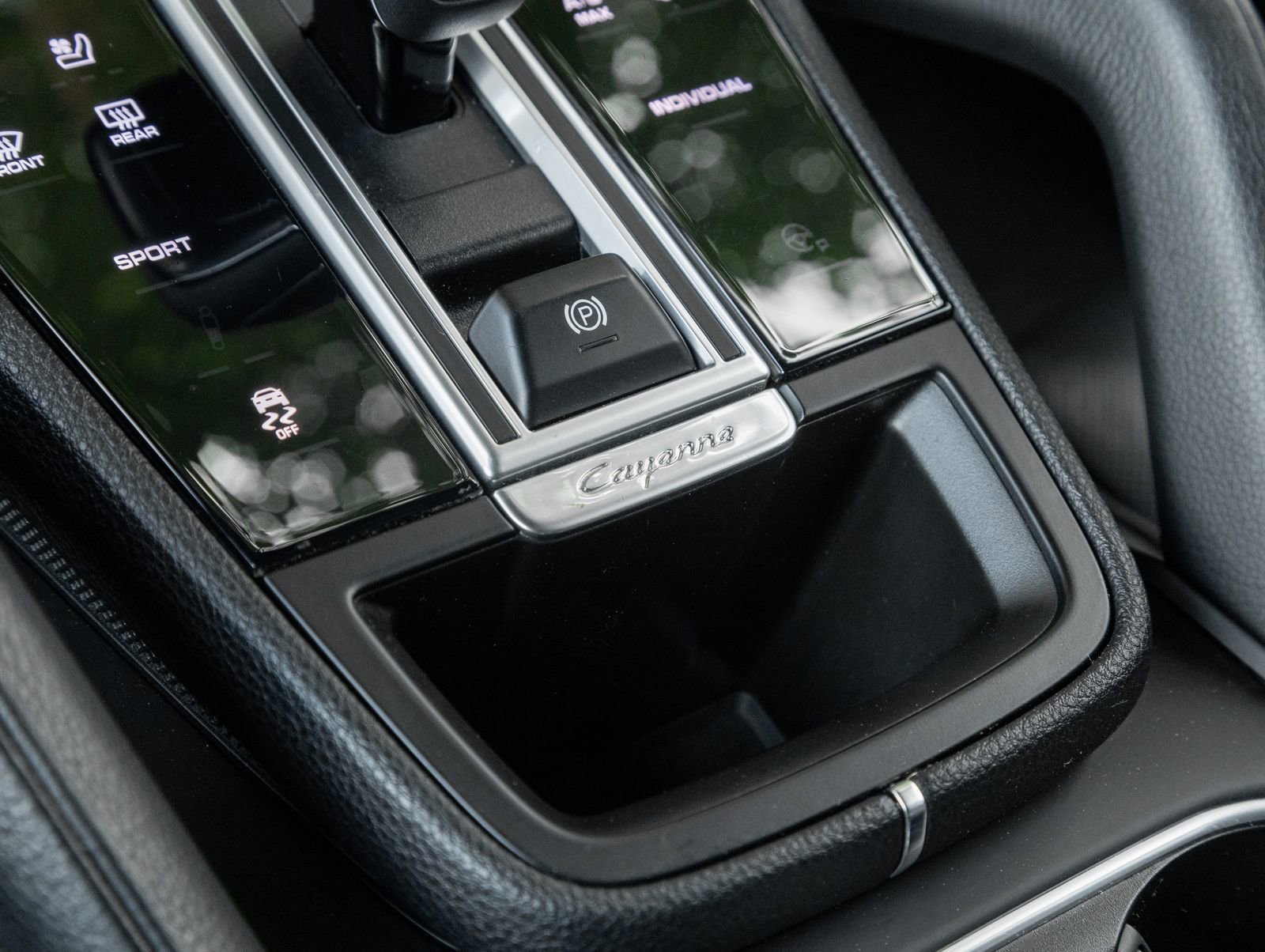 Certified 2023 Porsche Cayenne Platinum Edition image 28