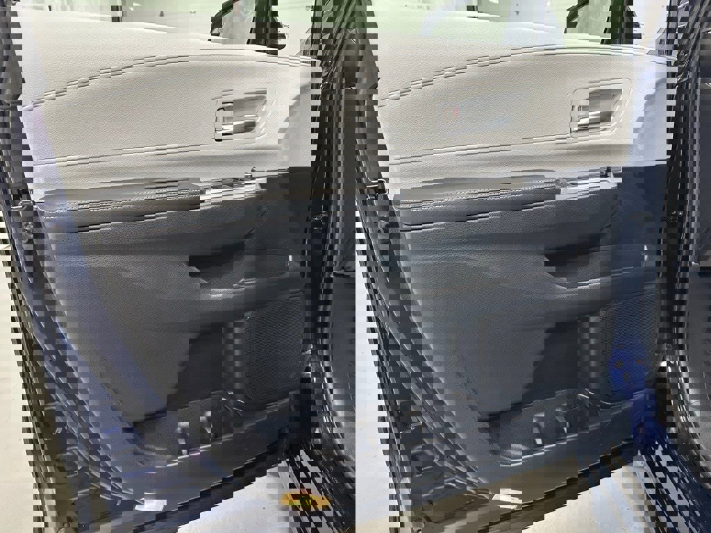 Used 2025 Toyota Sienna XSE image 8