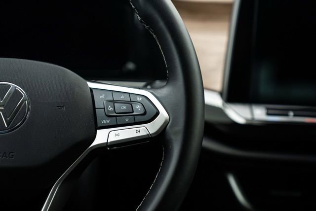 Used 2025 Volkswagen Atlas SE image 21