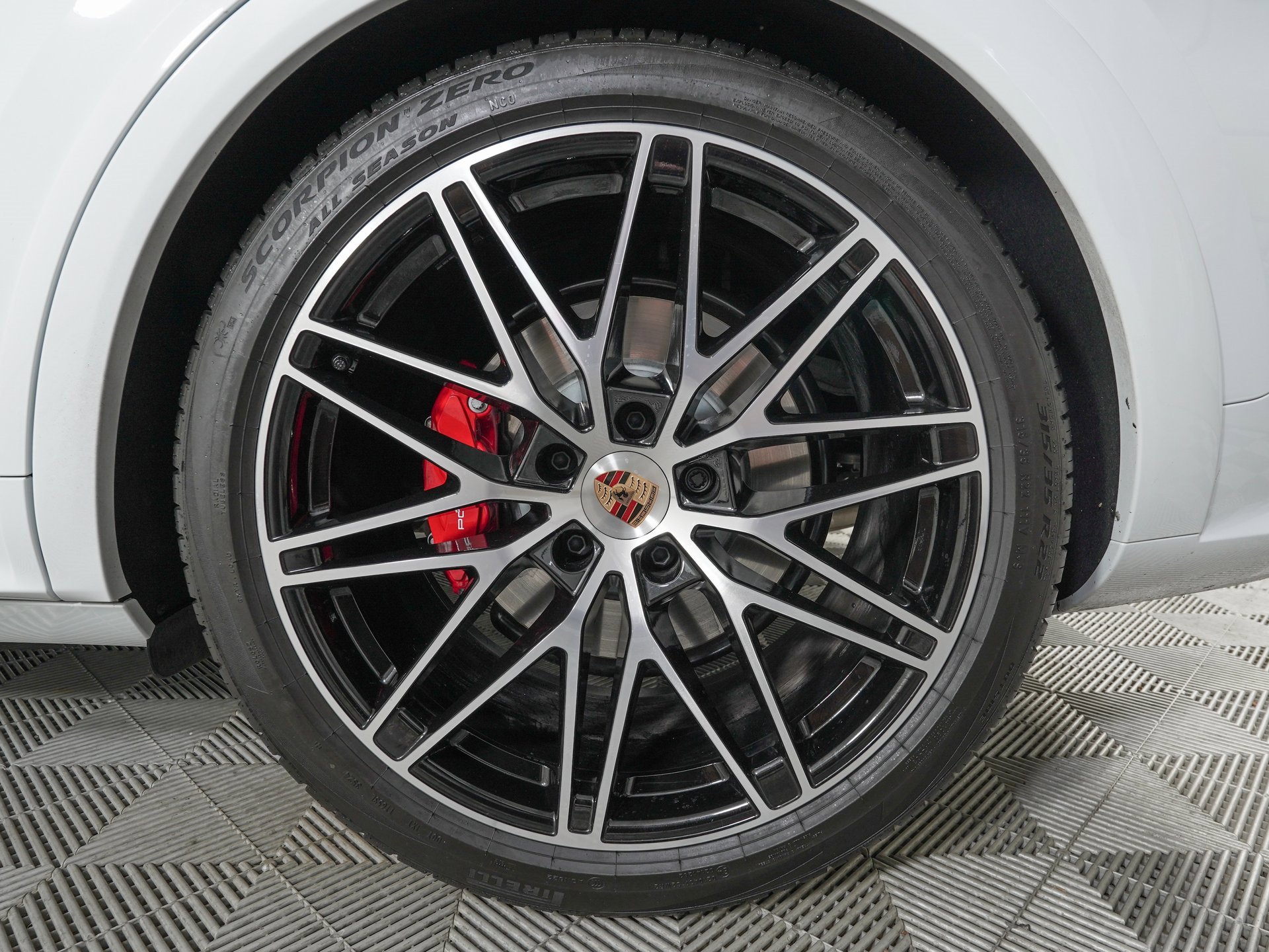 Used 2025 Porsche Cayenne GTS image 31