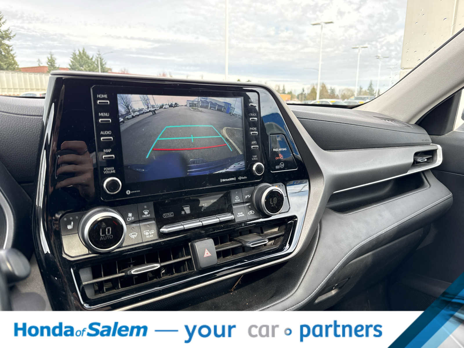 Used 2020 Toyota Highlander XLE image 16