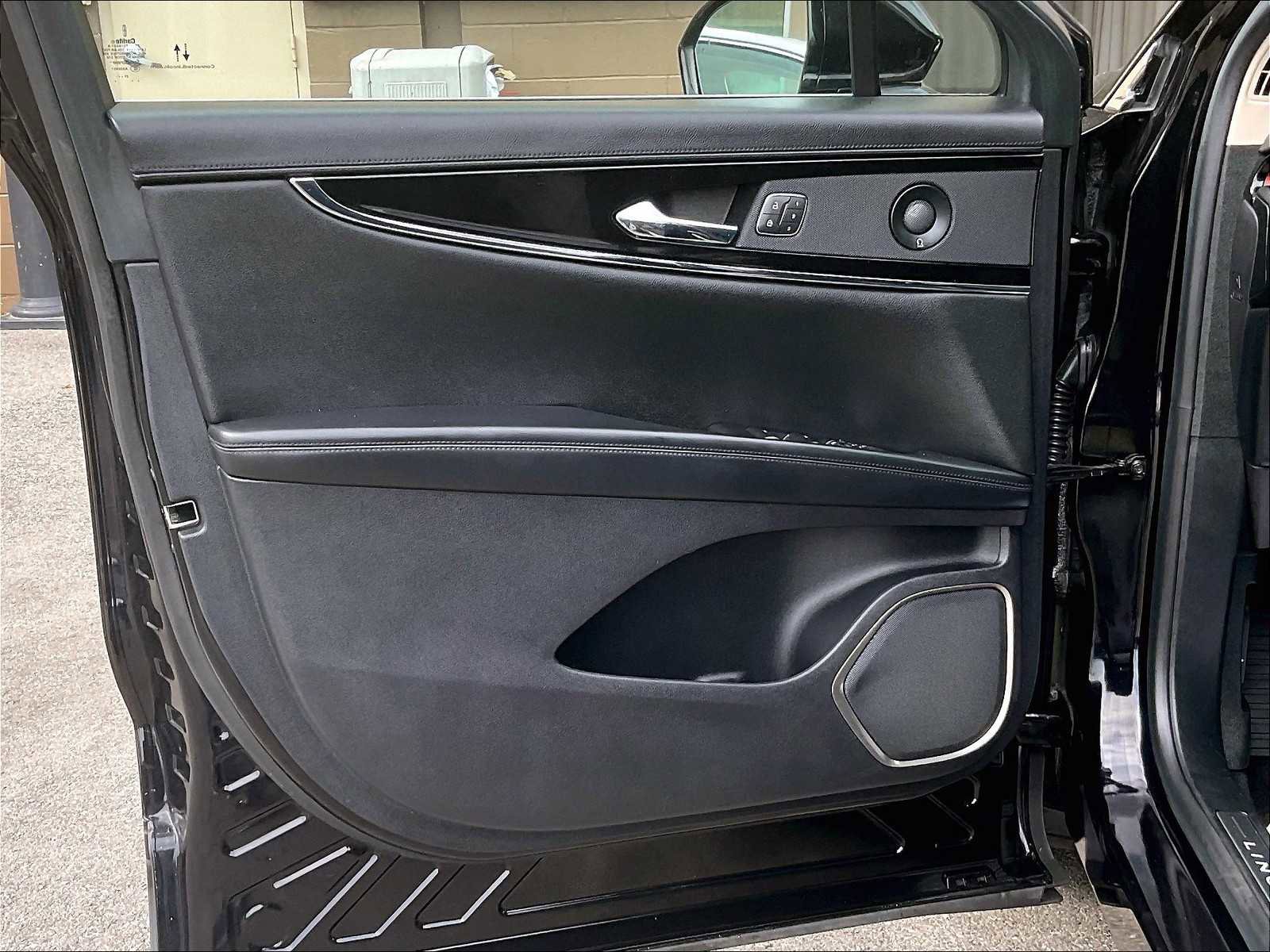 Used 2022 Lincoln Nautilus Reserve image 9