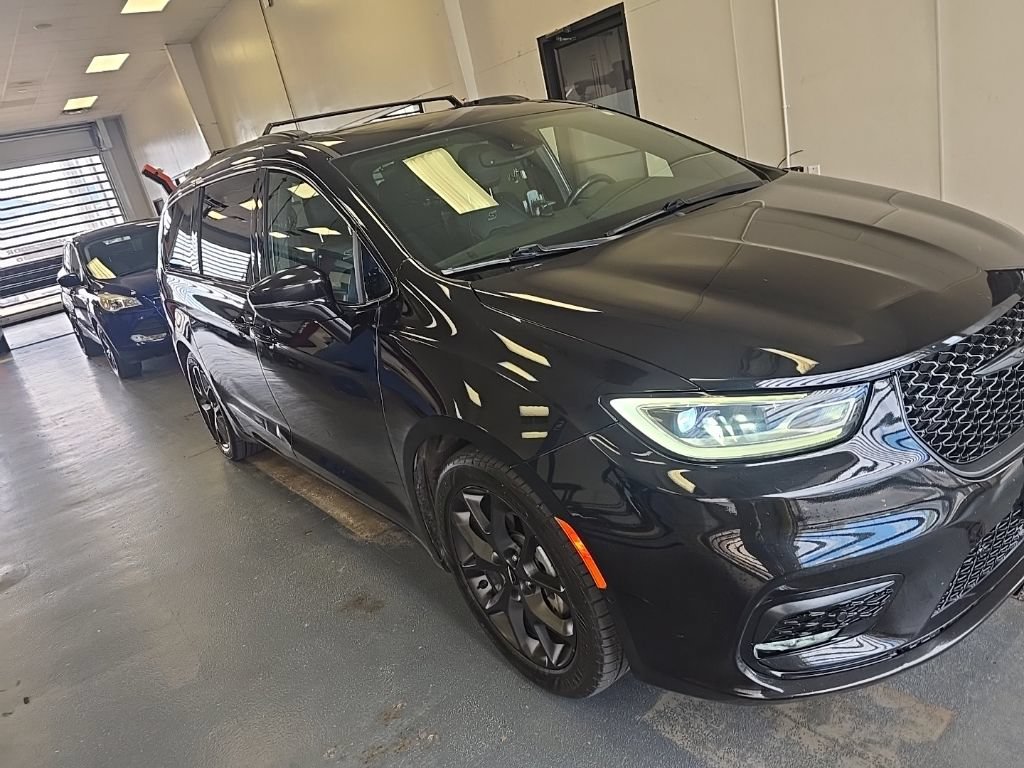 Used 2021 Chrysler Pacifica Touring-L w/ Uconnect Theater Family Group FWD image 1
