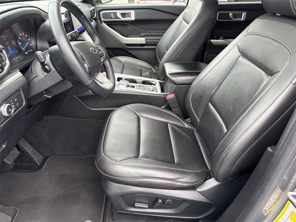 Used 2022 Ford Explorer XLT w/ Equipment Group 202A image 9