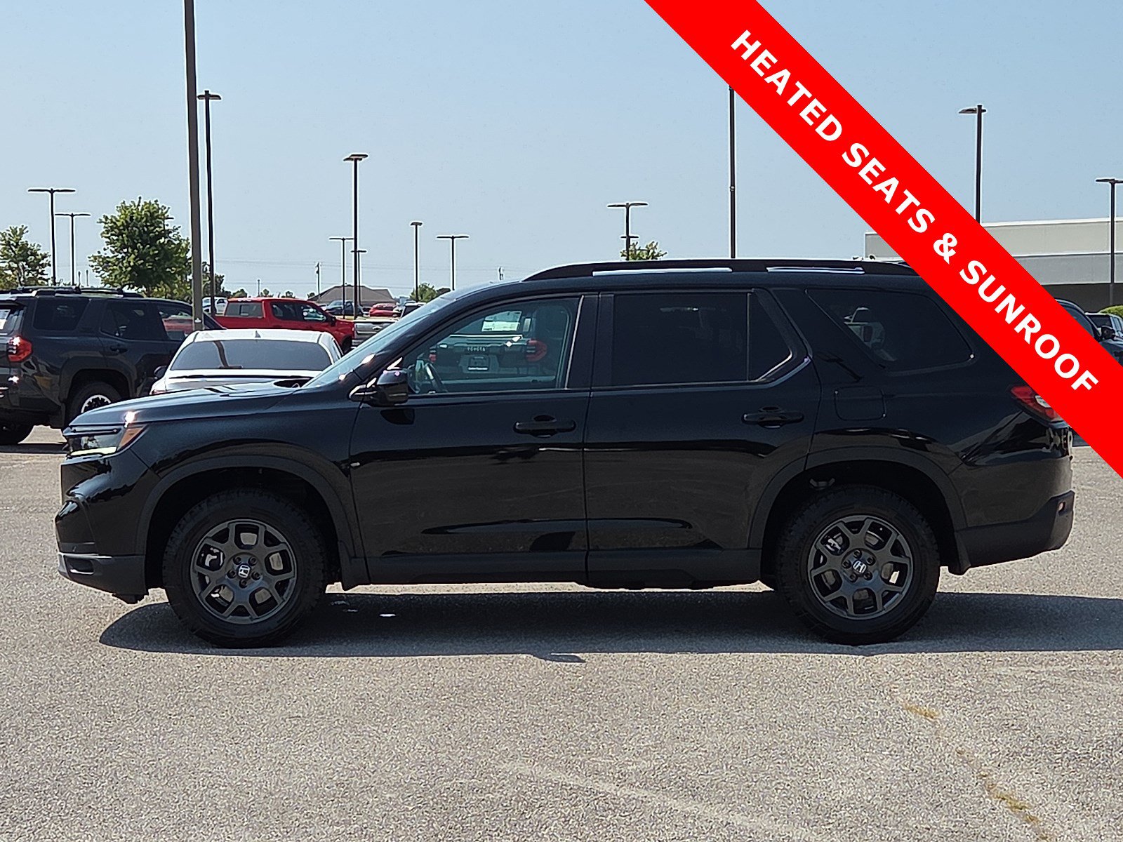 Used 2025 Honda Pilot TrailSport image 3