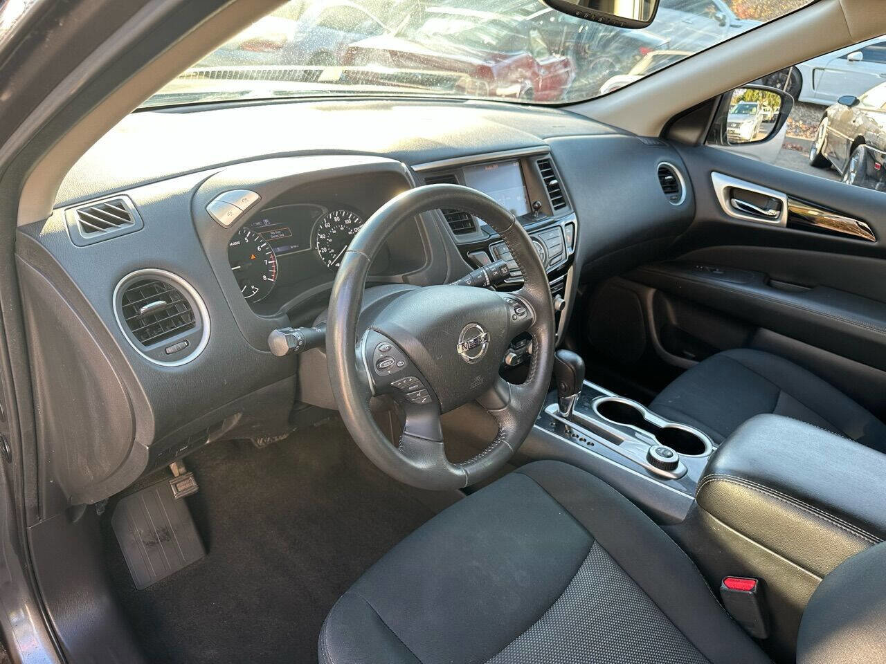 Used 2018 Nissan Pathfinder SV image 17