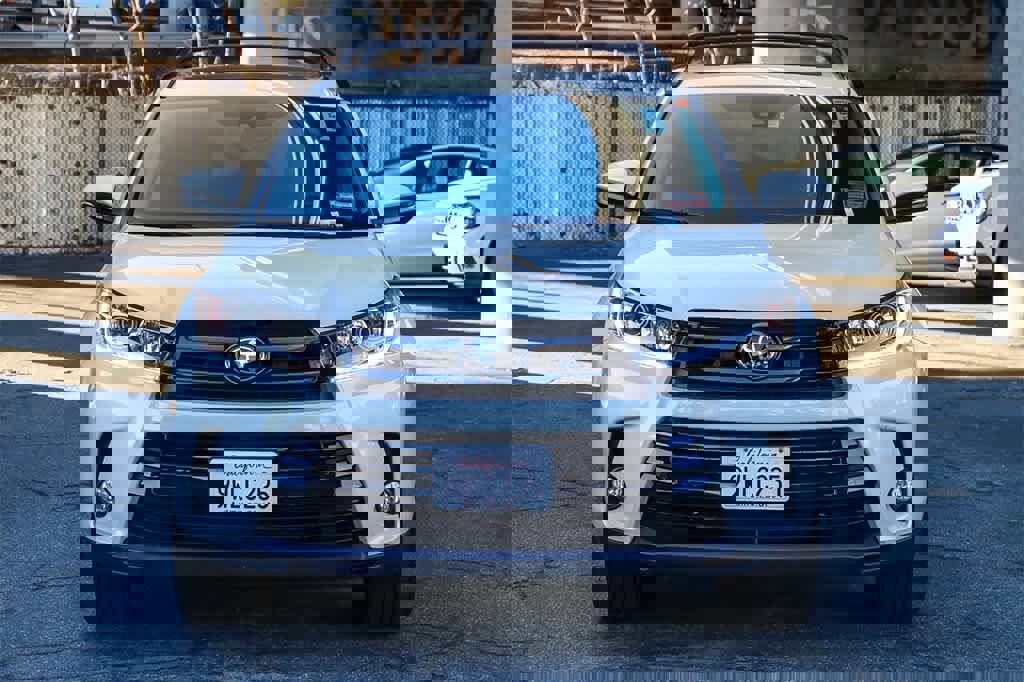 Used 2017 Toyota Highlander SE image 2