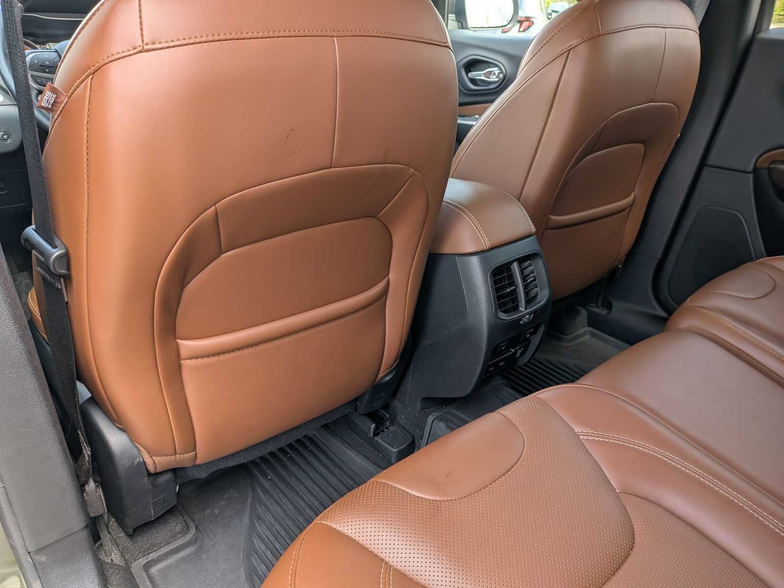 Used 2019 Jeep Cherokee Overland w/ Technology Group AWD/4WD image 16