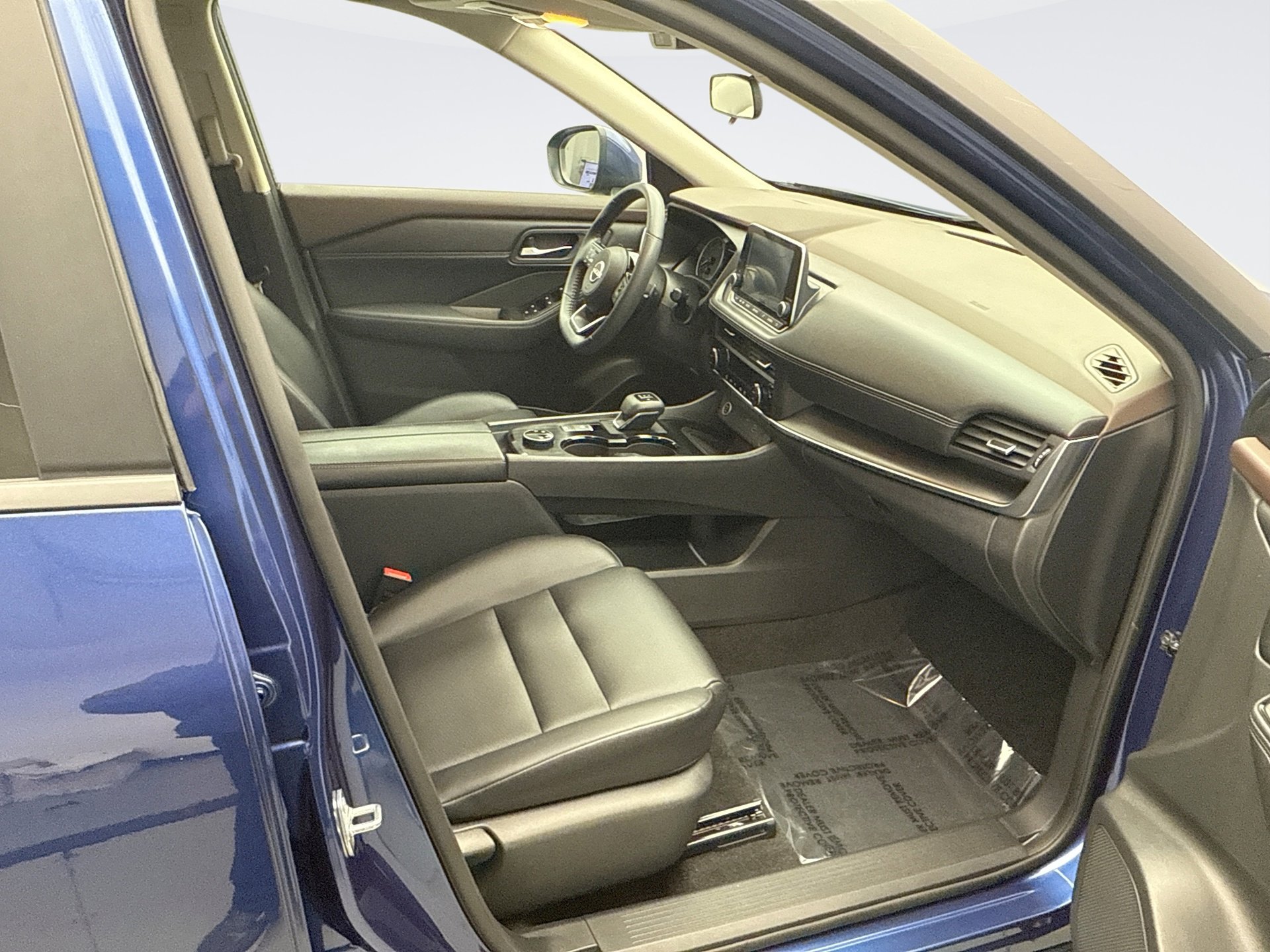 Used 2023 Nissan Rogue SV w/ SV Premium B Package image 16