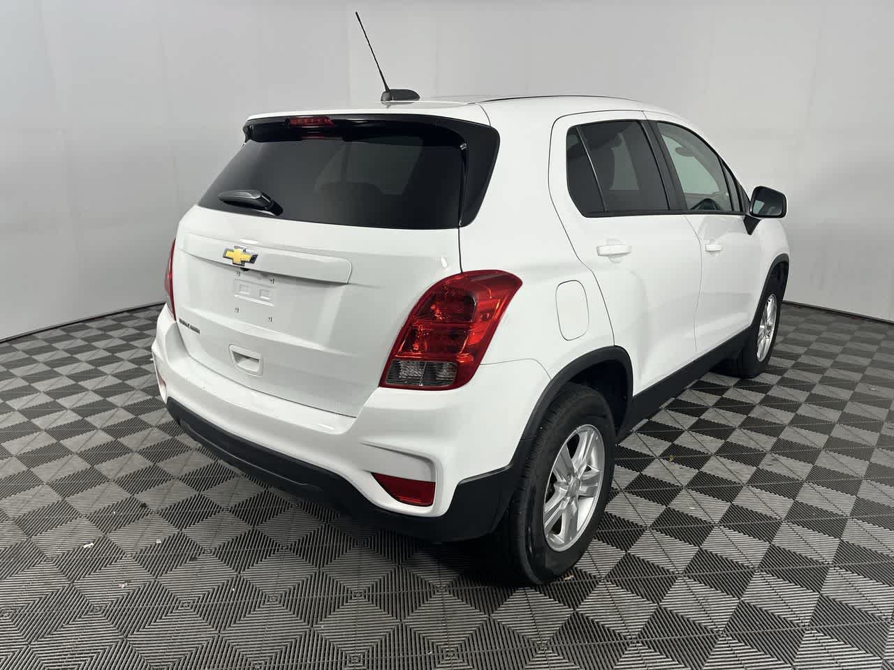 Used 2022 Chevrolet Trax LS w/ Tint and Cruise Package AWD/4WD image 8