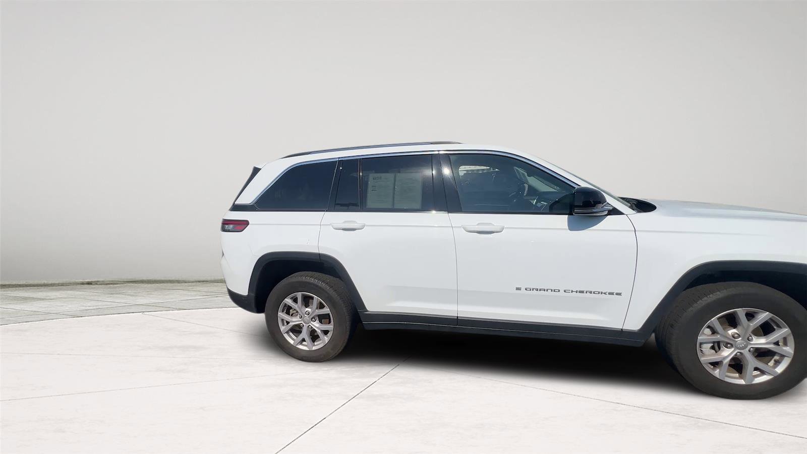 Certified 2022 Jeep Grand Cherokee Limited AWD/4WD image 4