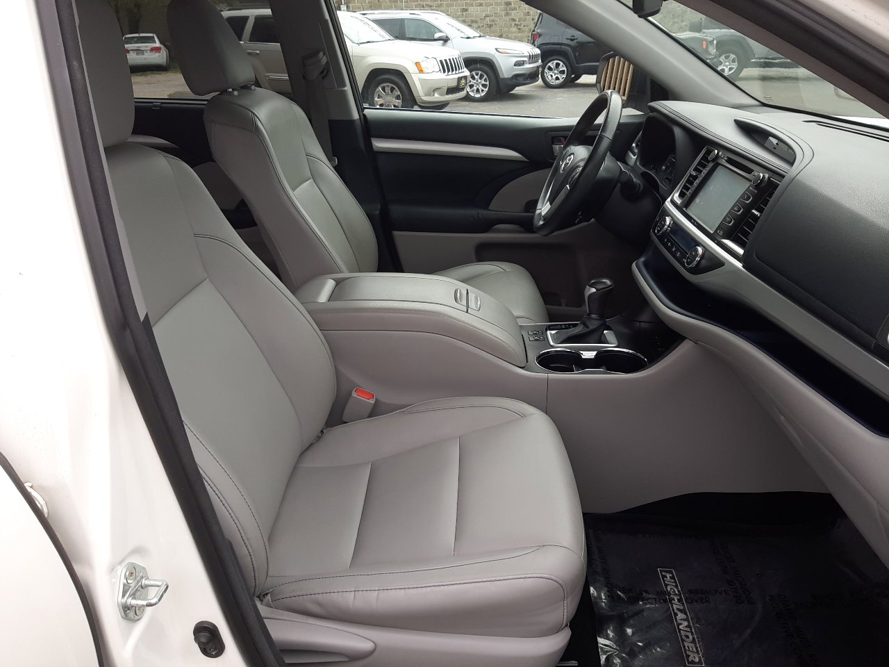 Used 2015 Toyota Highlander XLE image 18