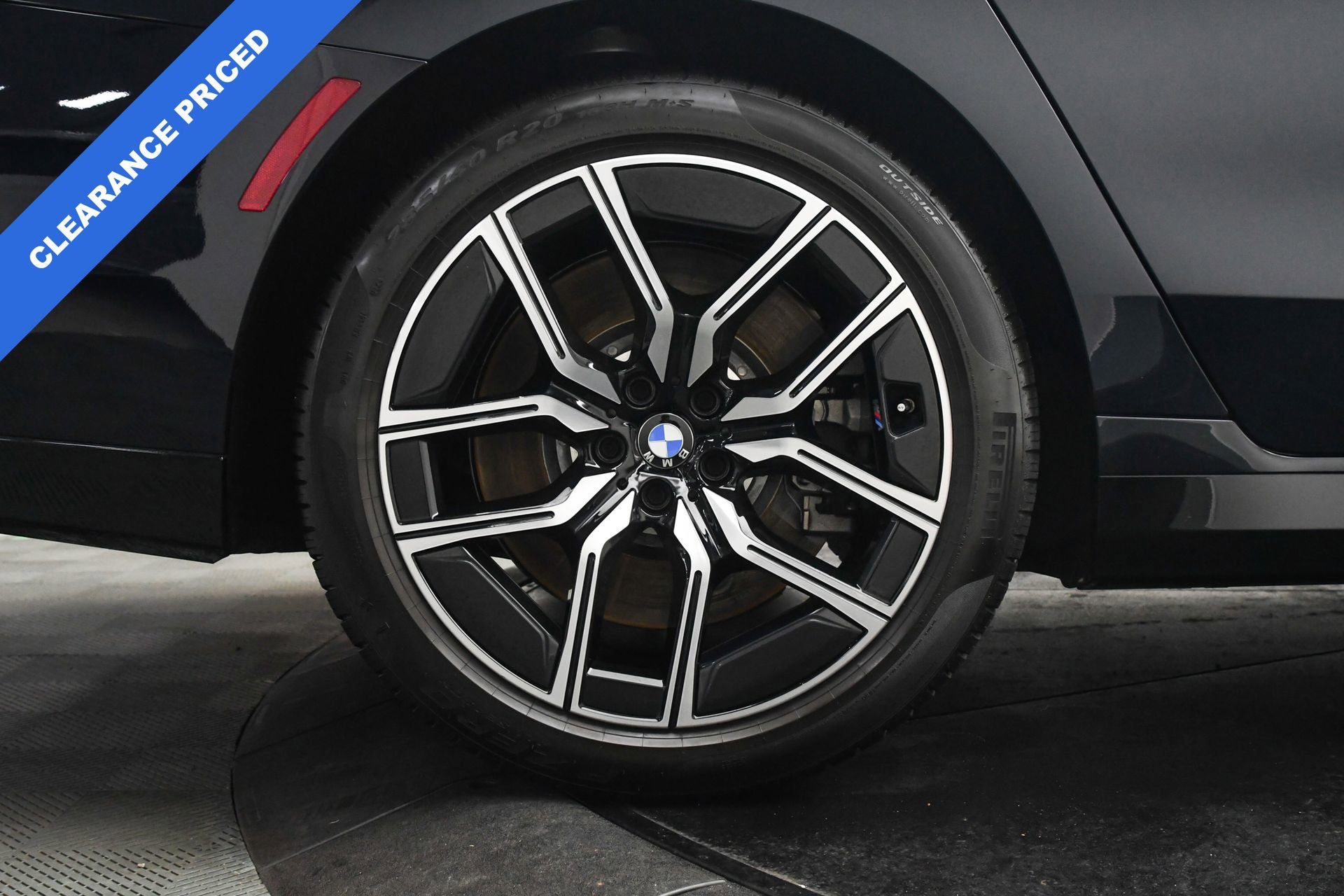 Used 2024 BMW 760i xDrive w/ Premium Package 2 image 33