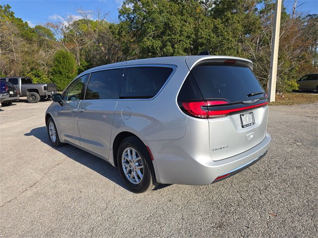 Certified 2024 Chrysler Pacifica Touring-L image 4